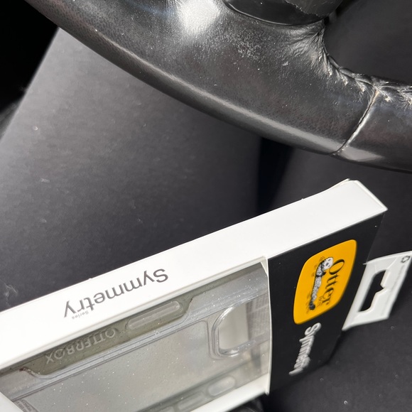 Otterbox case Iphone 13 - Picture 2 of 3